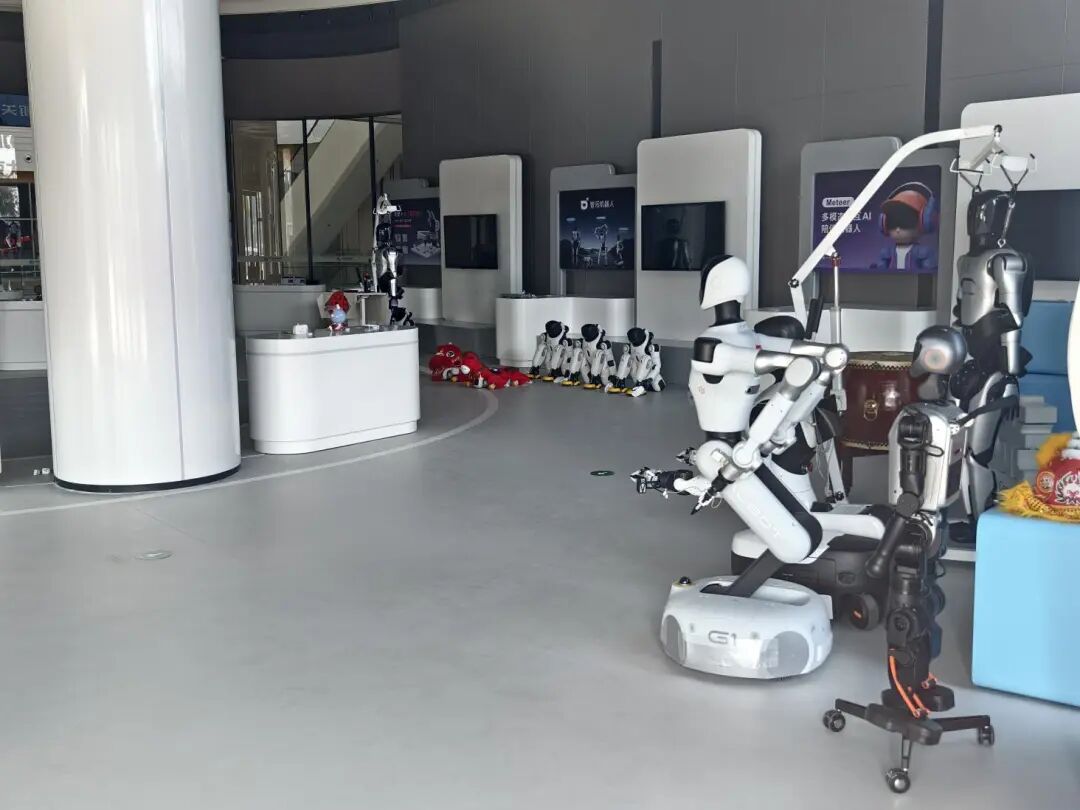 從智能便利店到機(jī)器人6S旗艦店——“機(jī)器人熱”席卷蘇城新春市場(chǎng)